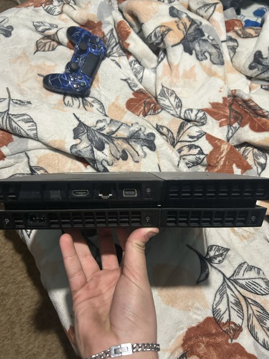 Vendo PS4 slim usada e com jogos