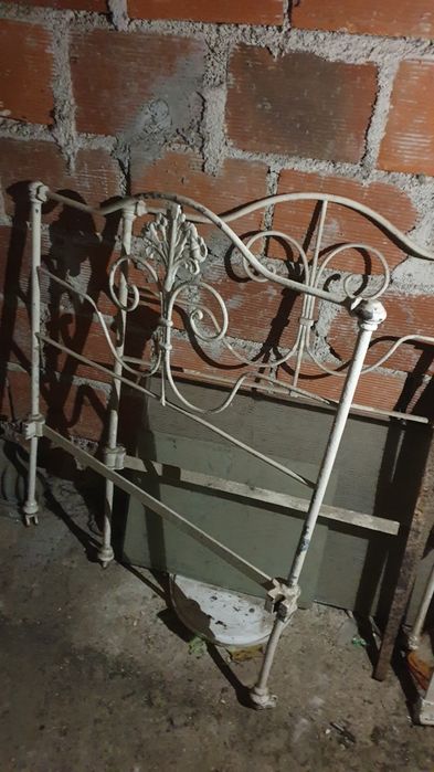 Cama antiga de ferro