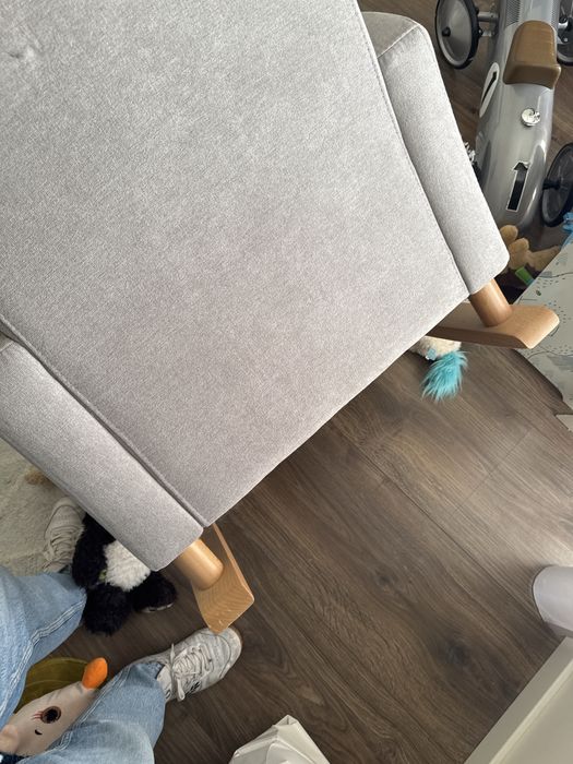 Poltrona de Amamentação com baloiço/ Poltrona Nórdica – Como Nova (custou 250€)