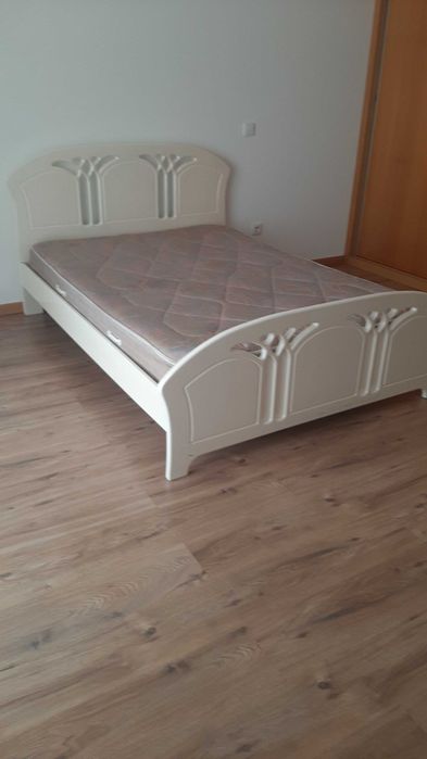 Cama de casal com acabamento termolacado na côr pérola incluindo colchão