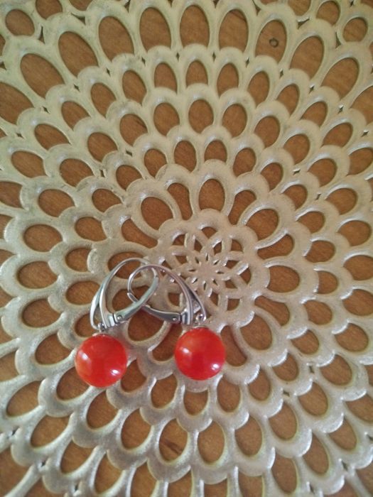 Nowe kolczyki wiszące czerwone widoczne na zdjęciu