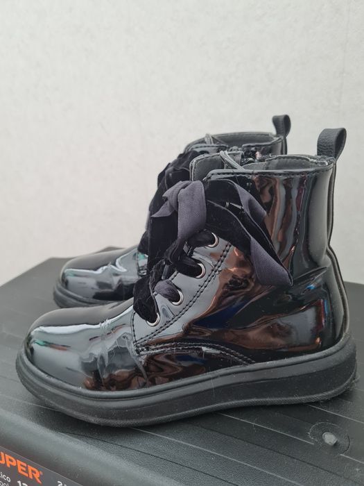 Продаю лакированные ботинки для девочки