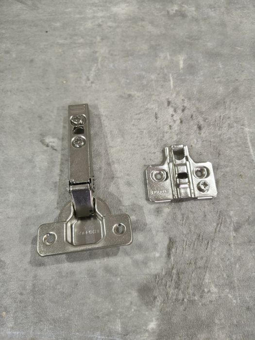 Zawias nakładany z miękkim domykiem HAFELE metalla 310 SM 110 stopni