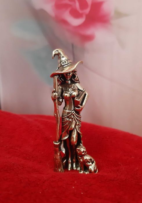 Statuetka Czarownica z kotem i miotłą ozdoba dekoracja