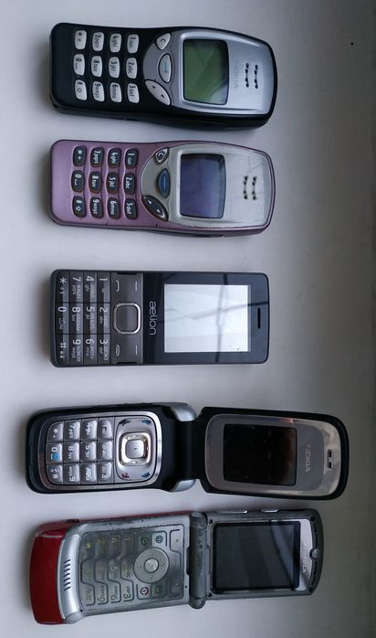 Кнопочный телефон на 3 SIM