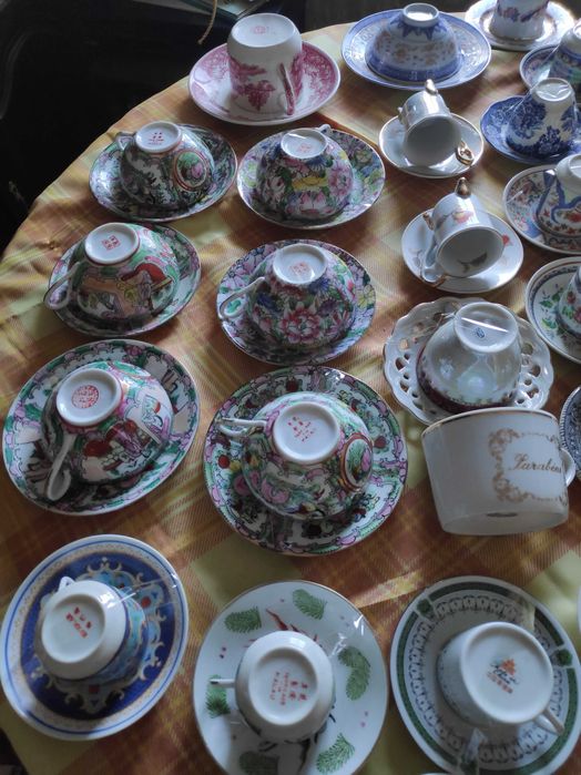 Various mugs.446353432265379841
