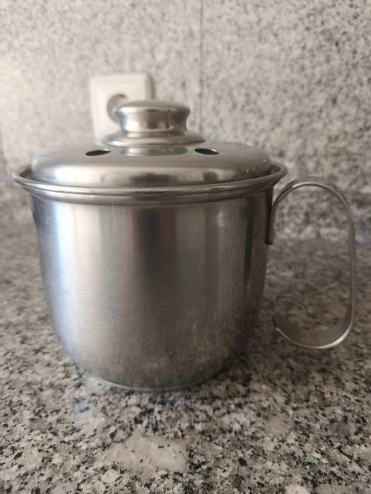 Panela da sopa e fervedor leite ou água.