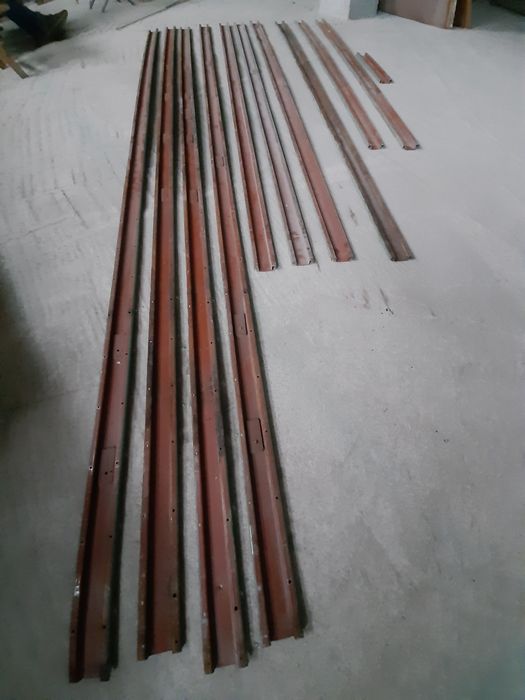 Металеве профільне кріплення на стіну..