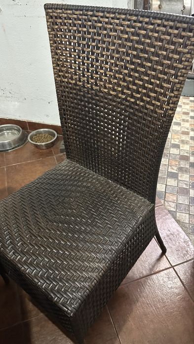 Mesa e quatro cadeiras