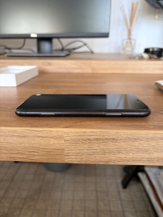 Iphone 11 como novo + capa (poucas marcas de uso)