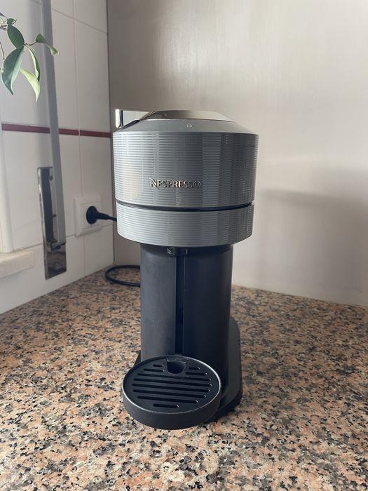Máquina Nespresso Vertuo Next cinzenta