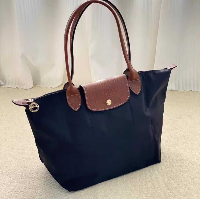 Czarny Longchamp – klasyka na każdą okazję/L