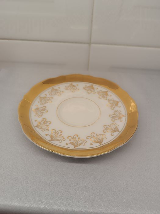 Chávena de Chá e Pires Antigo da Vista Alegre. Porcelana e Dourado