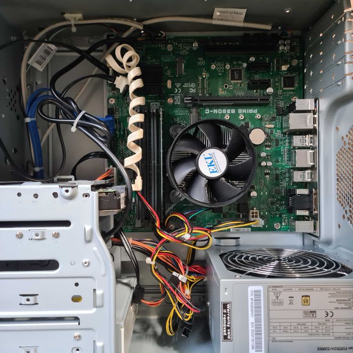 Komputer EXONE  intel i3-8100