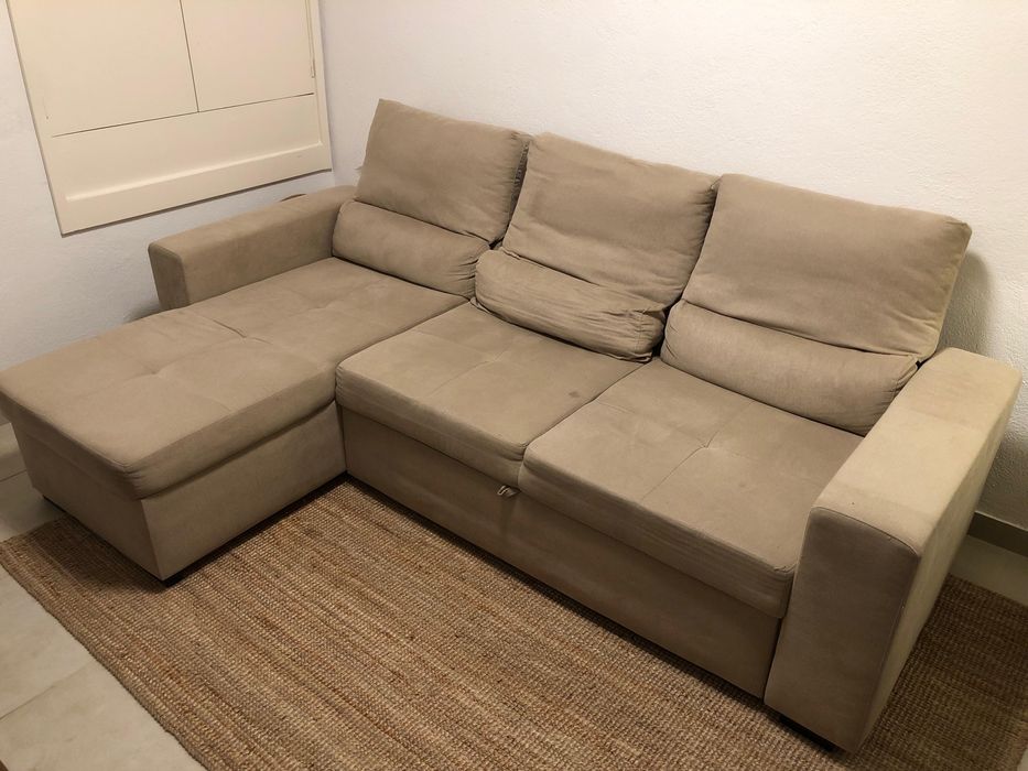 Sofá-cama com chaise longue e baú
