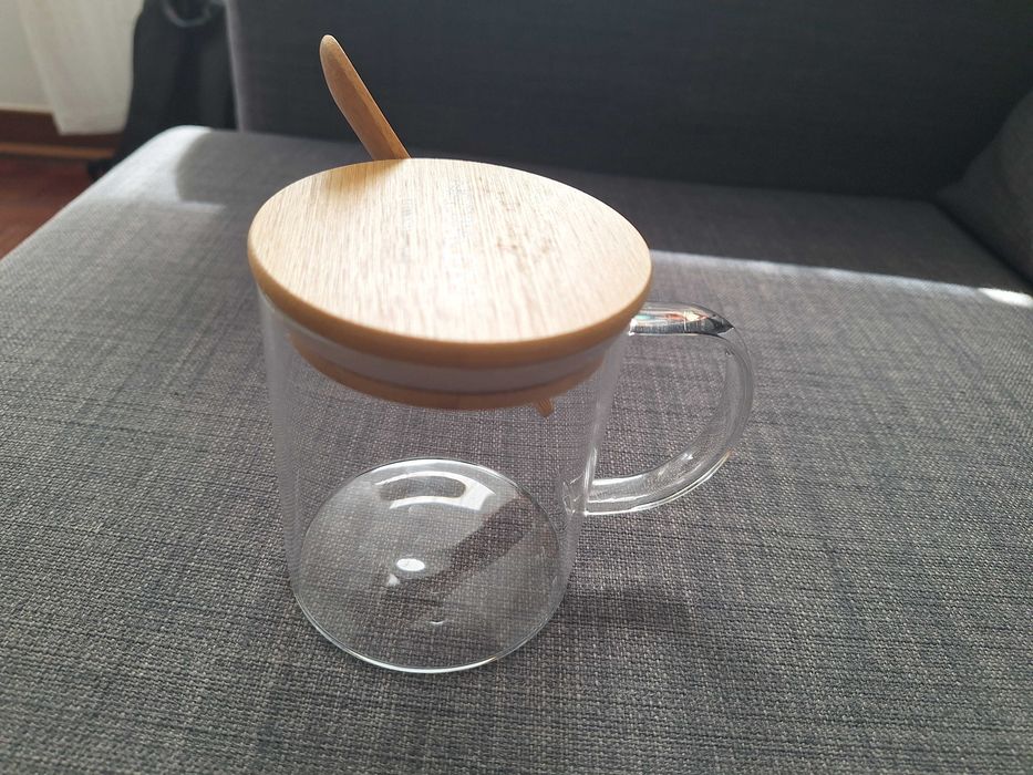 Chavena em vidro com colher e tampa de bambu