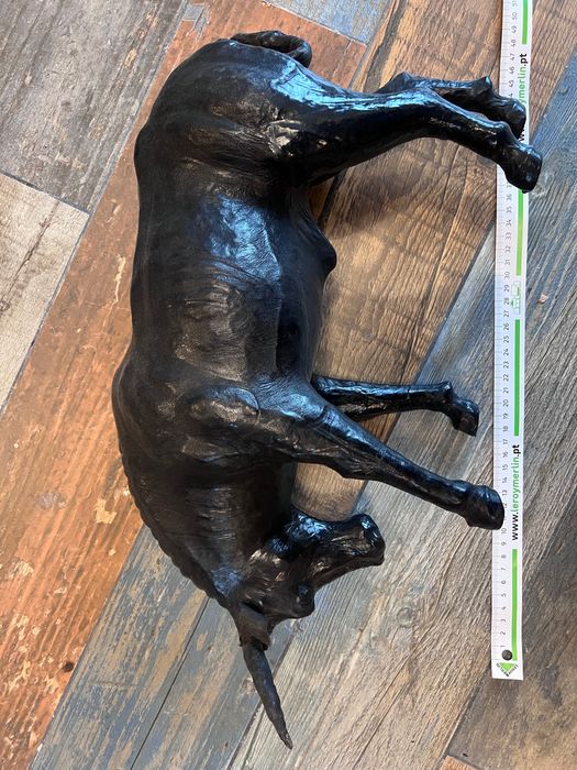 Estátua de touro preto de couro