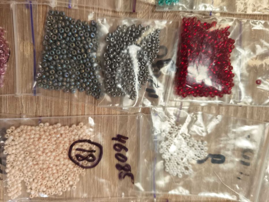 Високоякісний бісер різні кольори  92 г