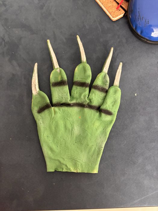 Mão verde do boneco Hulk