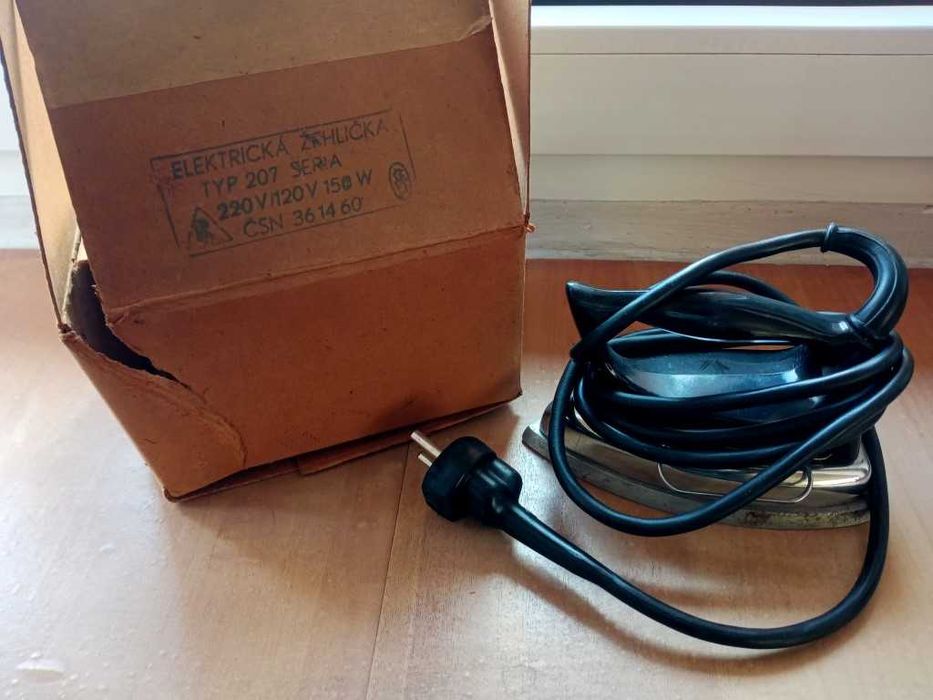 Małe żelazko turystyczne, lata 60-te XX w,  prod. Czechosłowacja