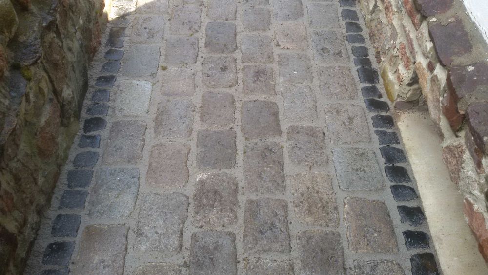starobruk granitowy wyślizgany historyczny kostka brukowiec kamień pol
