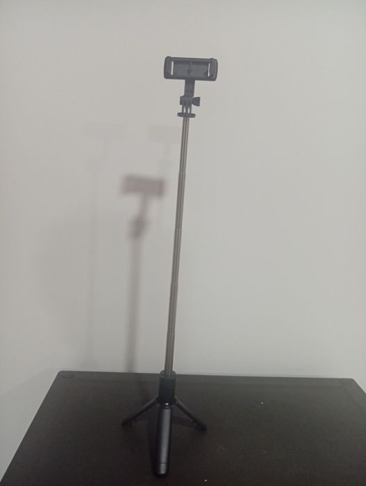 Selfie stick integrated tripod.  Preciso vender rápido.
