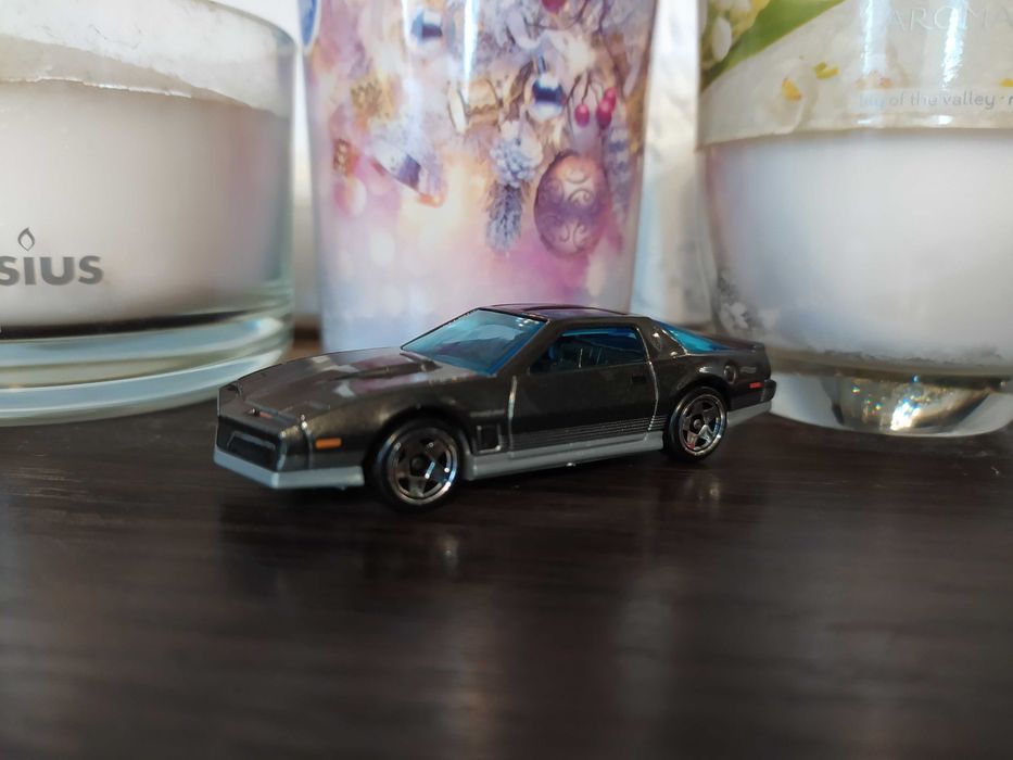 Model auta Pontiac Firebird metalowy firmy HotWhels