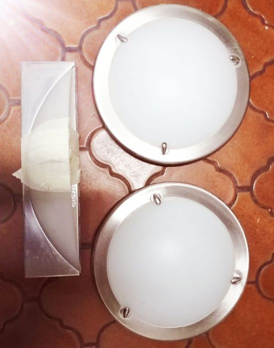 Candeeiros de tecto ou parede.