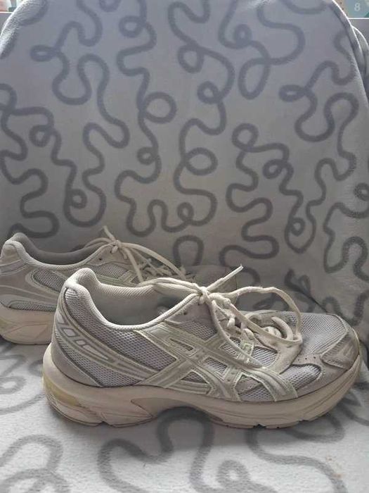 Buty sportowe Asics 40.5 – beżowo-białe, wygodne i przewiewne