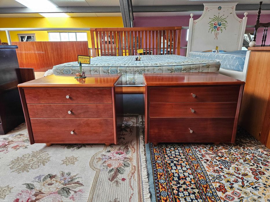 Mesas de cabeceira - Bom estado geral - Valor unitário