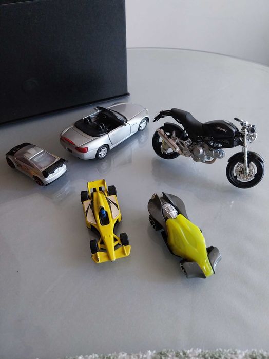Lote 5 veículos, brinquedos, em bom estado. Mota e carros