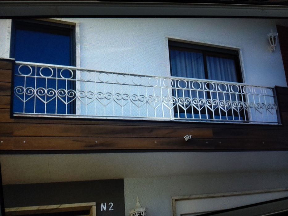 Grades de muro e janelas