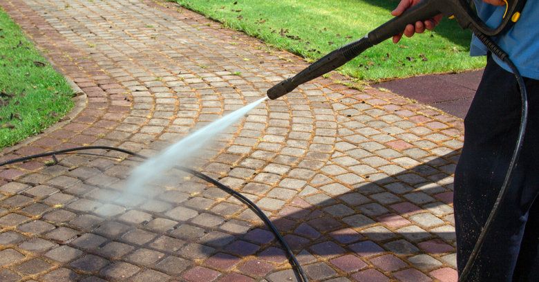 Миття та чистка бруківки