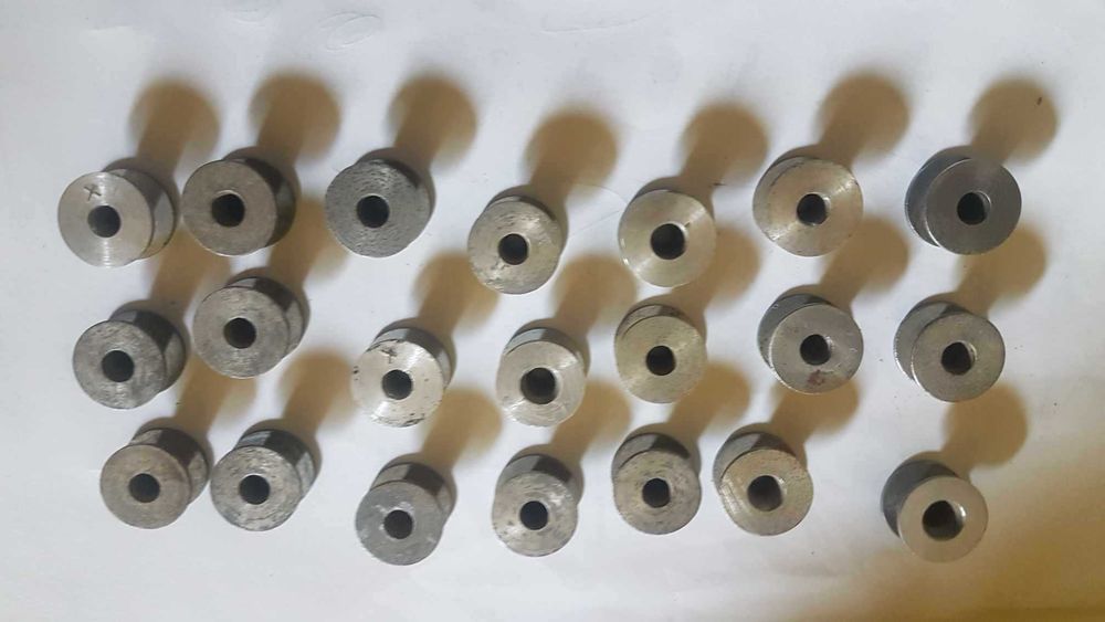 różne szpulki aluminiowe do maszyn do szycia 21 szt
Singer