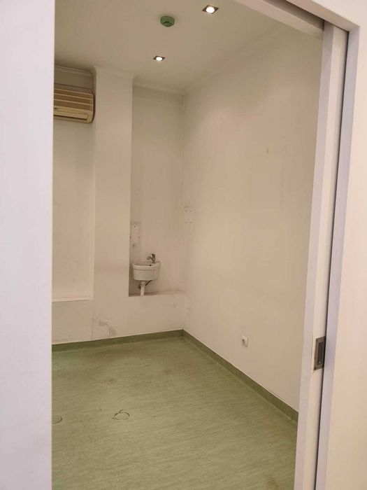 Loja com 3 Gabinetes em Mem Martins | Ideal para Clínica, Escritório ou Serviços.