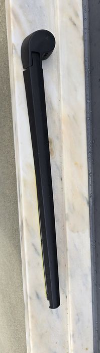 Braço mais escova mala traseira.