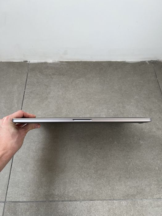 590$ MacBook Pro 16 2019 MVVJ2 2,6GHz / i7 / 16 GB / 512gb SSD