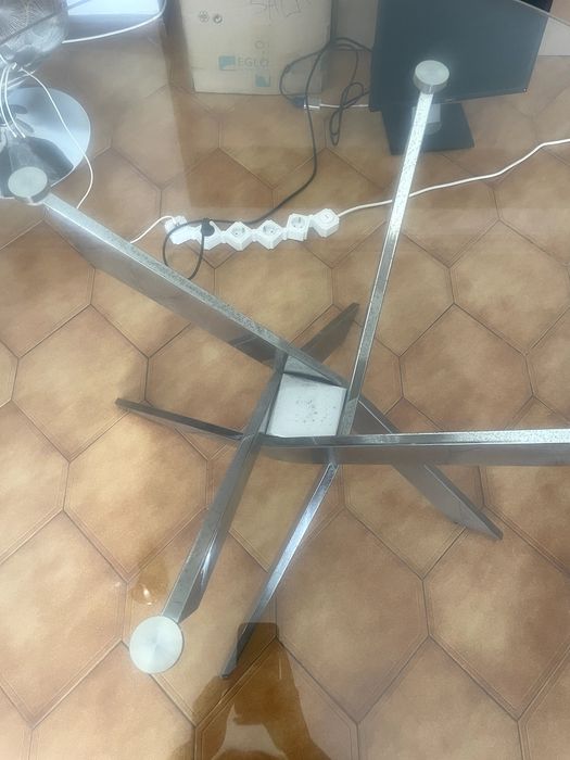 Mesa de Vidro Moderna com Base Metálica