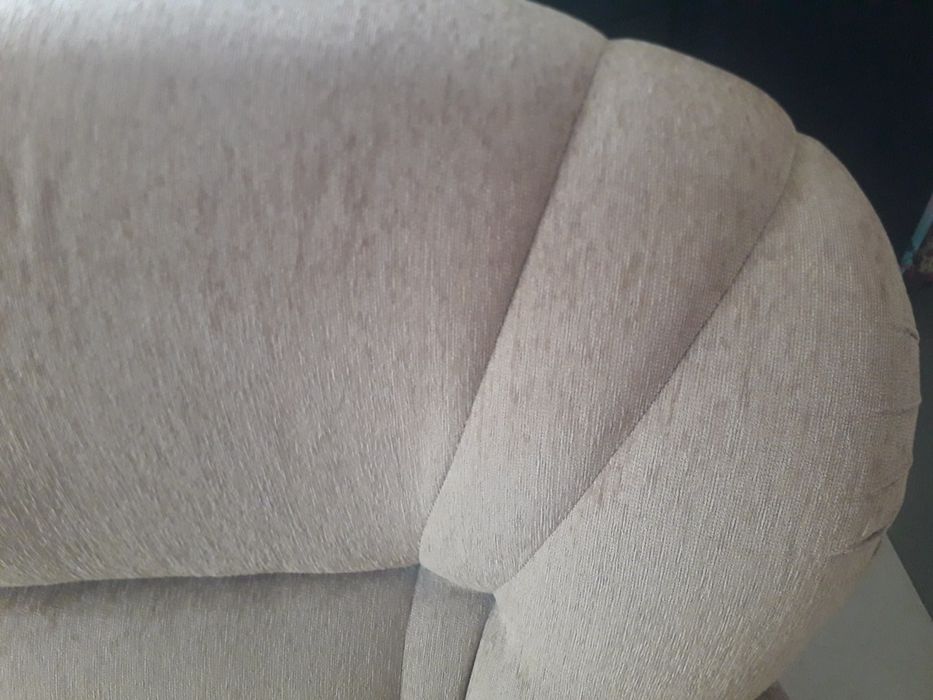 Sofá de veludo bege escuro
