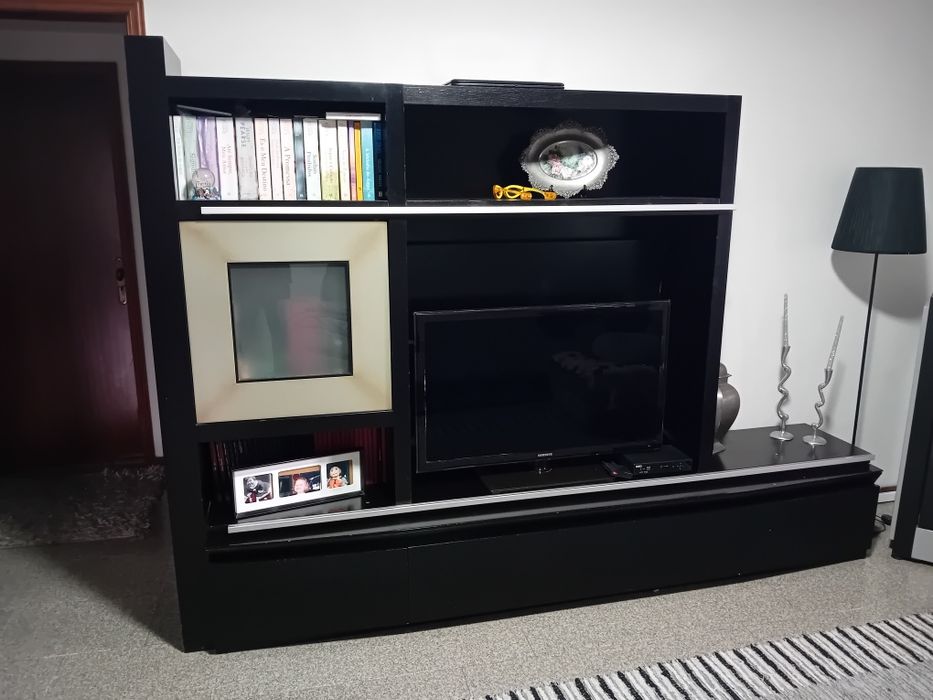 Estante preto e cinza