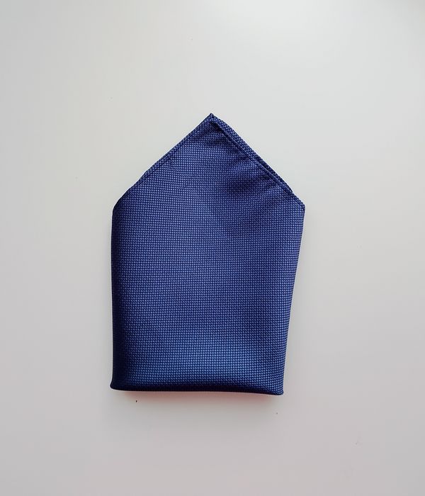 Jedwabna granatowa poszetka 100% silk
Wymiary 25×25 cm
