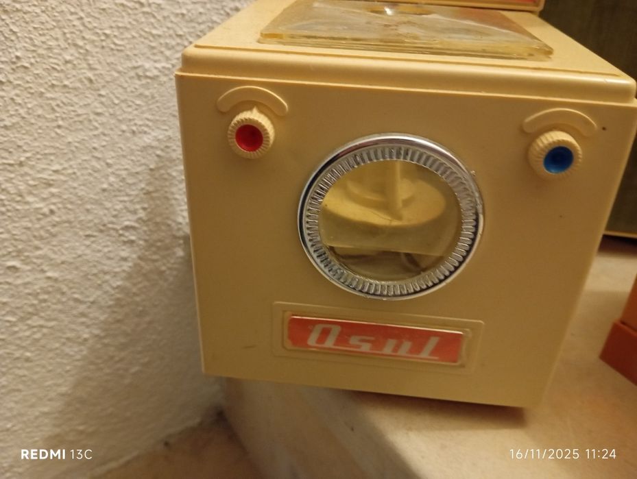 3 brinquedos antigos -frigorífico vendido  e máquina de lavar roupa vendida