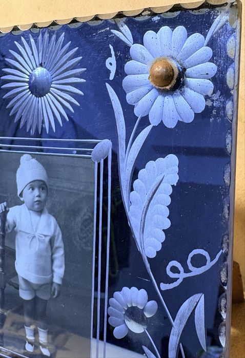 Rara e muito linda antiga moldura estilo veneziana em vidro gravado azul