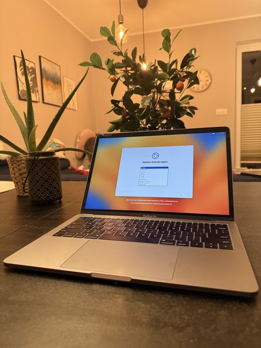 Macbook pro i5 2017 8gb ram, 256 ssd z nową baterią