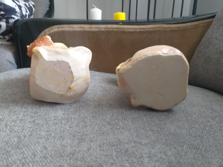 Dwie,stara ceramiczne figurki przedstawiajace dziewczynki