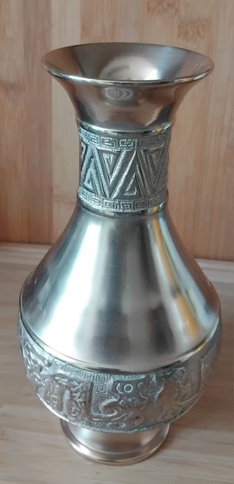 Jarra em metal gravado