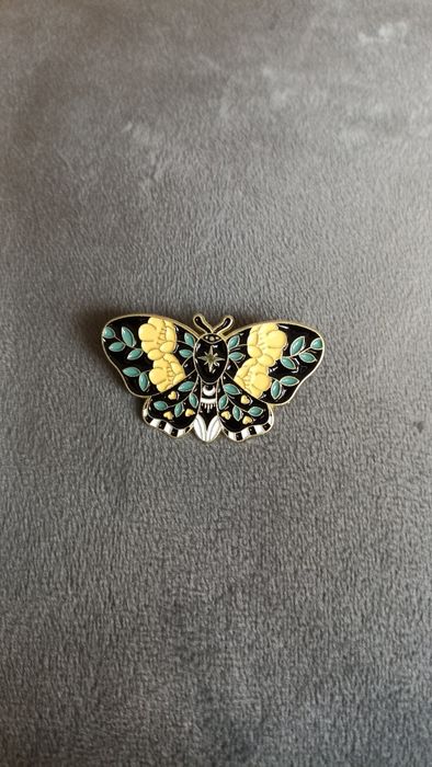 Metalowa przypinka motyl