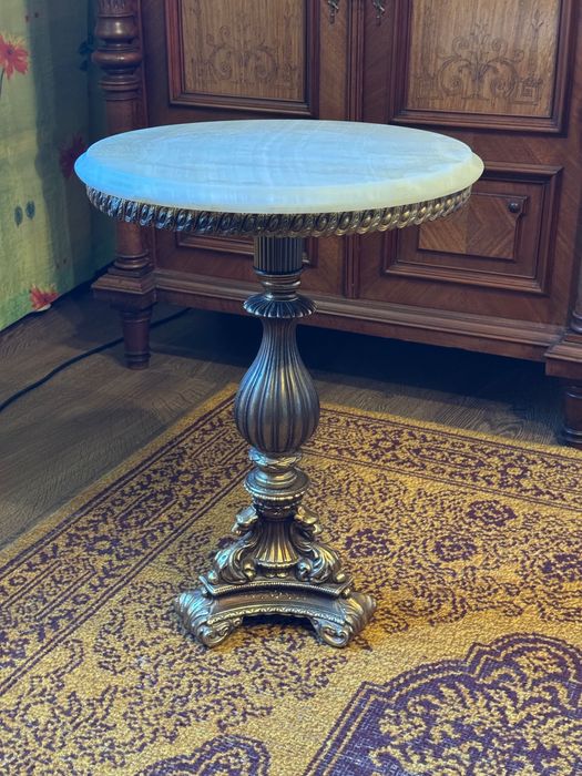 Stolik z marmurowym blatem