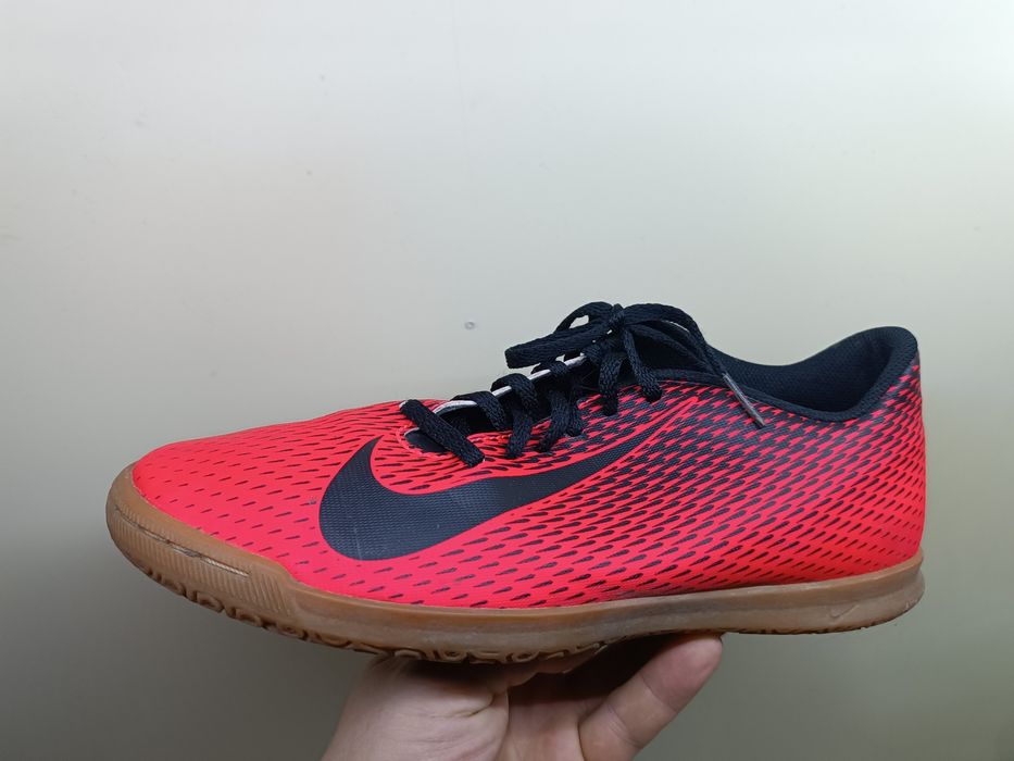 Футзалки 42.5  nike bravatax ii ic