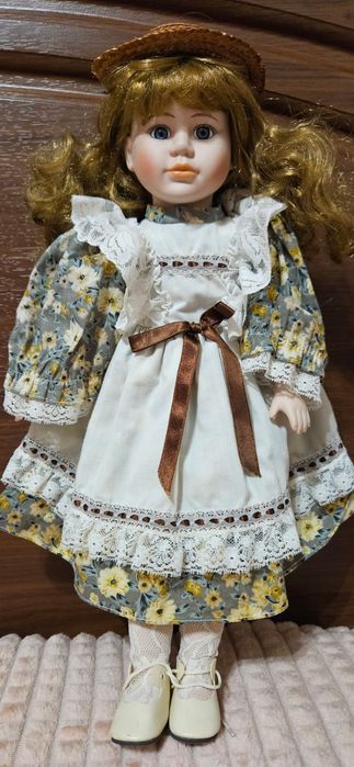 Лялька порцелянова 40см